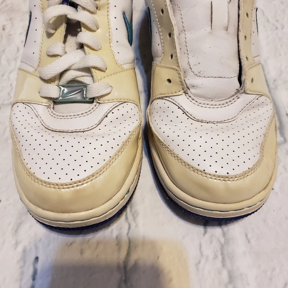 Nike size 5.5 youth women's 7.5